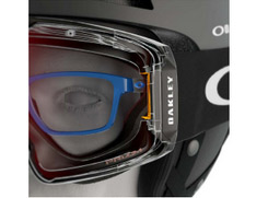горнолыжные маски Oakley рассчитаны на расположение оптических очков для людей с плохим зрением