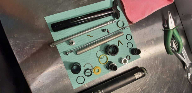 Обслуживание велосипедной вилки RockShox Recon, фото.